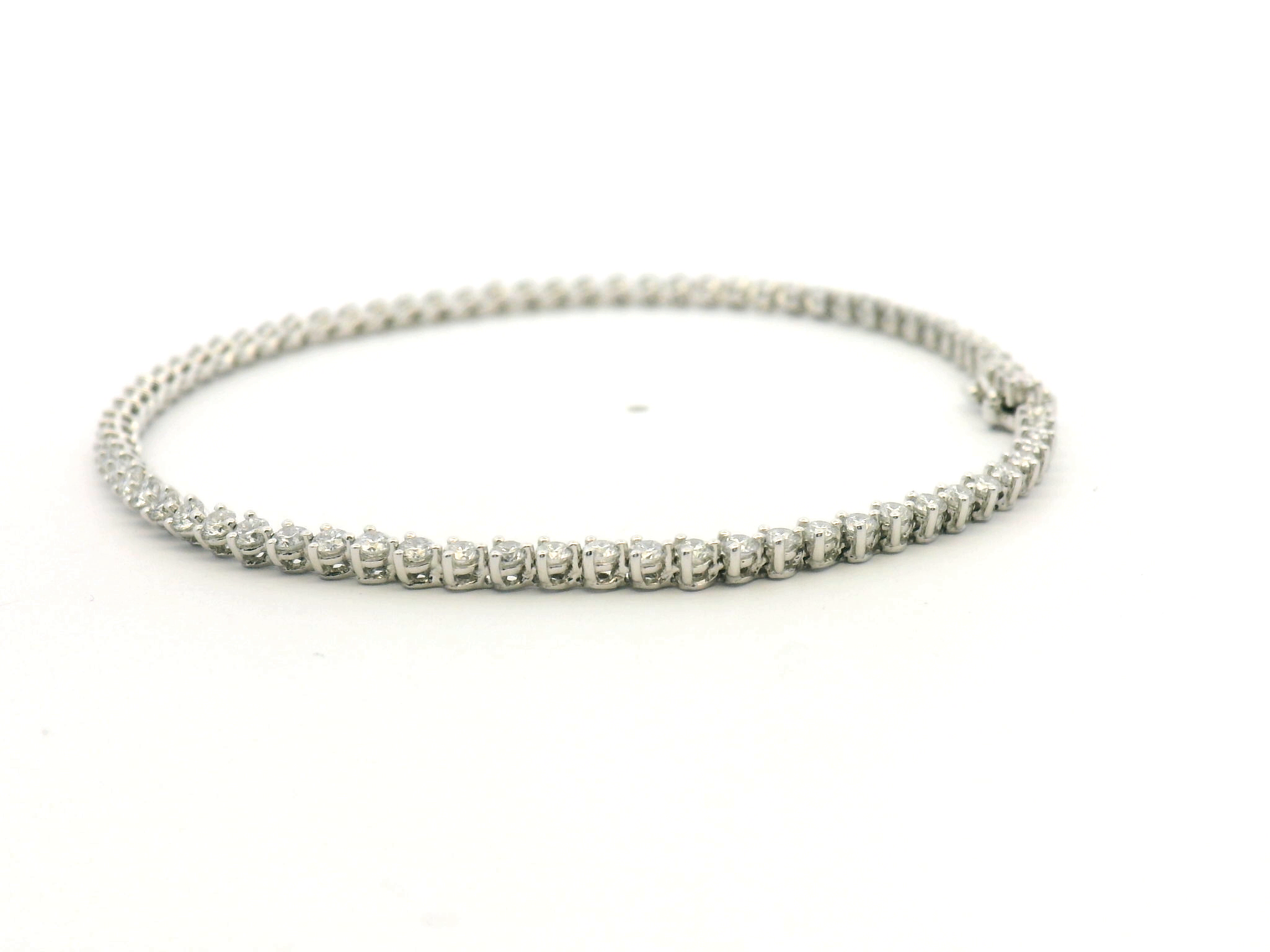 Round Diamond Straight-Line Tennis Bracelet