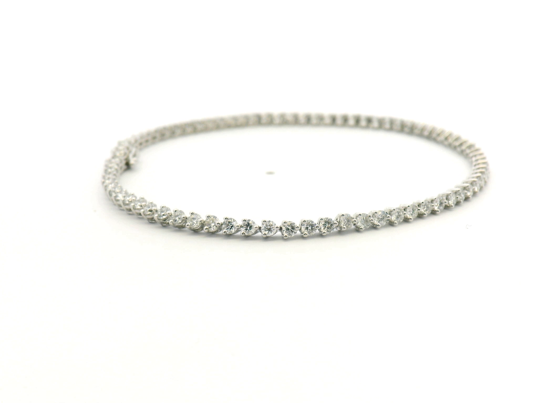 Round Diamond Straight-Line Tennis Bracelet